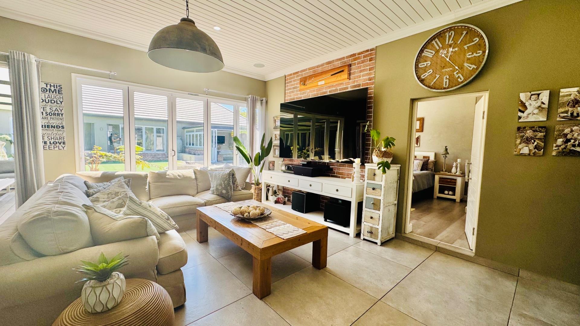 Photo 15 of 6 Bedroom House for Sale in Num Num Cape Estate