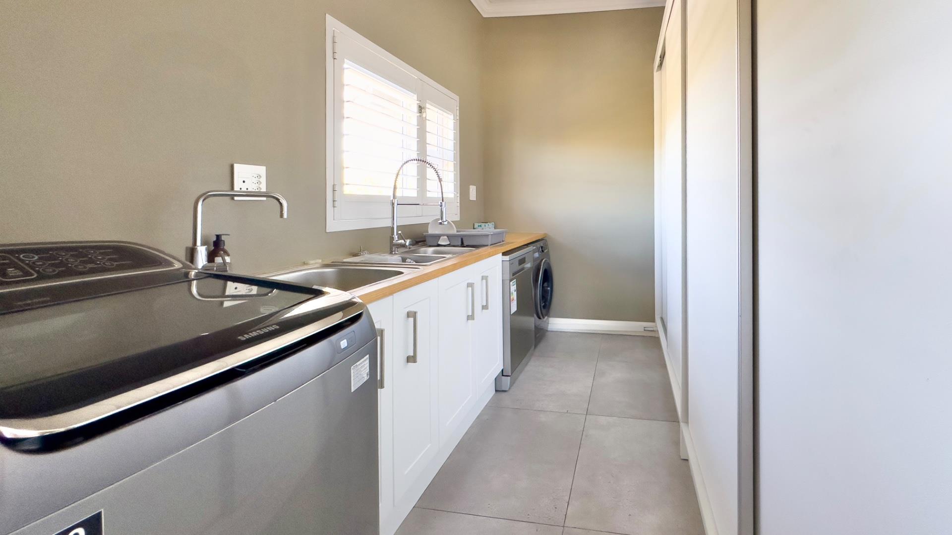 Photo 20 of 6 Bedroom House for Sale in Num Num Cape Estate