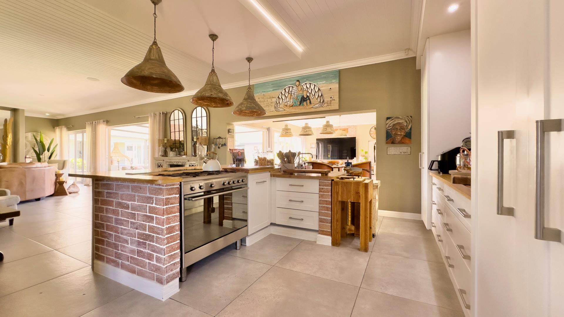 Photo 18 of 6 Bedroom House for Sale in Num Num Cape Estate