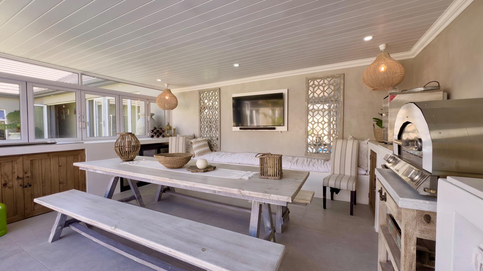 Photo 11 of 6 Bedroom House for Sale in Num Num Cape Estate