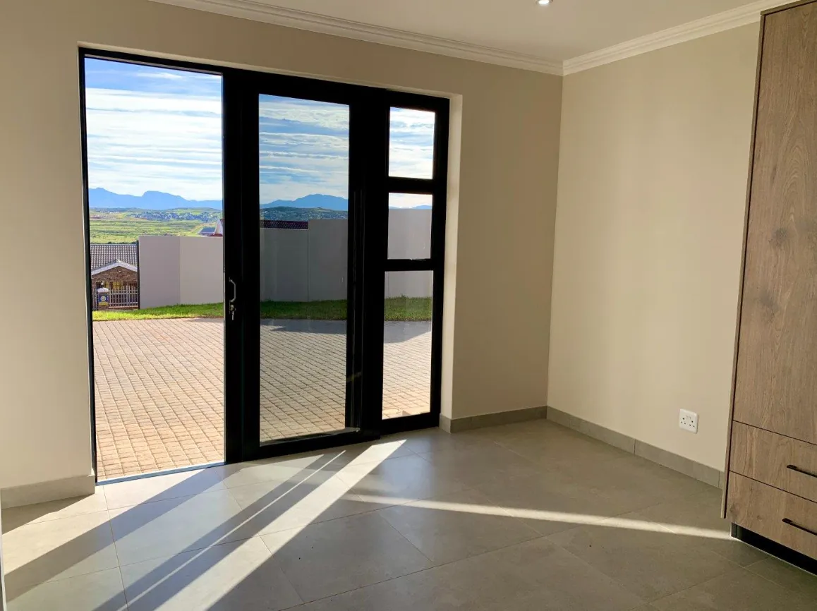 Photo 10 of 4 Bedroom House for Sale in Hartenbos Heuwels
