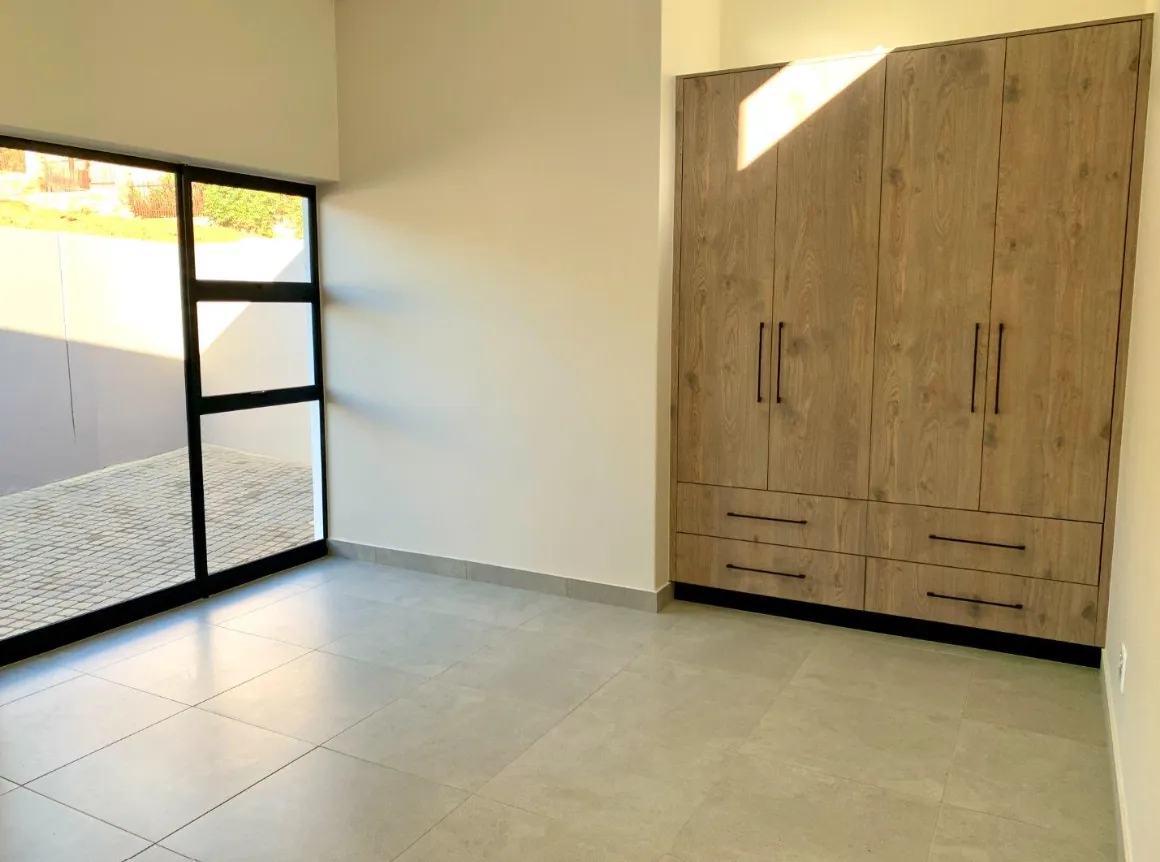 Photo 7 of 4 Bedroom House for Sale in Hartenbos Heuwels